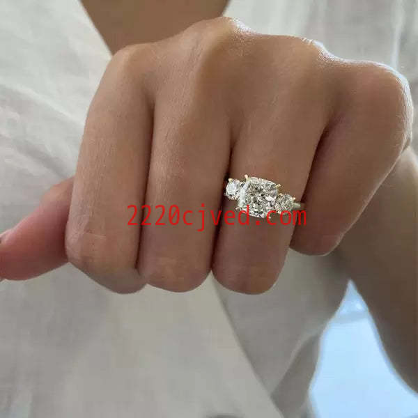 预发布站点、5.4ct Cushion Cut White Sapphire Engagement Ring in Gold、testother-12345