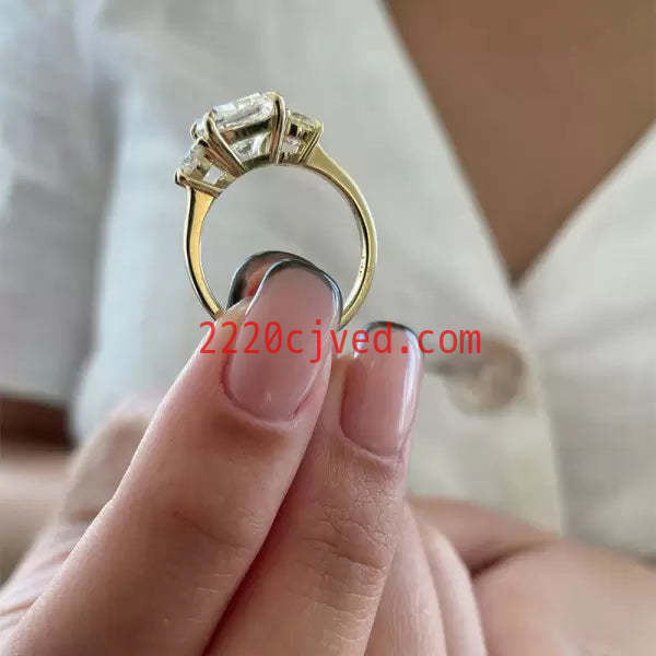 预发布站点、5.4ct Cushion Cut White Sapphire Engagement Ring in Gold、testother-12345