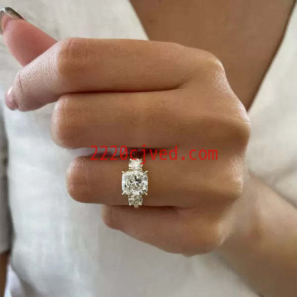 预发布站点、5.4ct Cushion Cut White Sapphire Engagement Ring in Gold、testother-12345