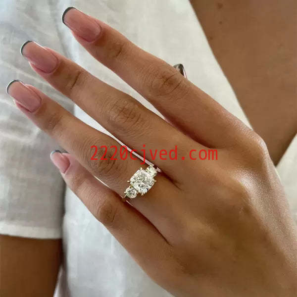 预发布站点、5.4ct Cushion Cut White Sapphire Engagement Ring in Gold、testother-12345